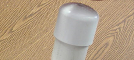 Fate un foro da 8 mm in centro al coperchio ed inseritelo su una delle estremità del tubo in PVC.