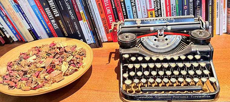 Underwood del 1927 e libri di copywriting - Studio Viasetti